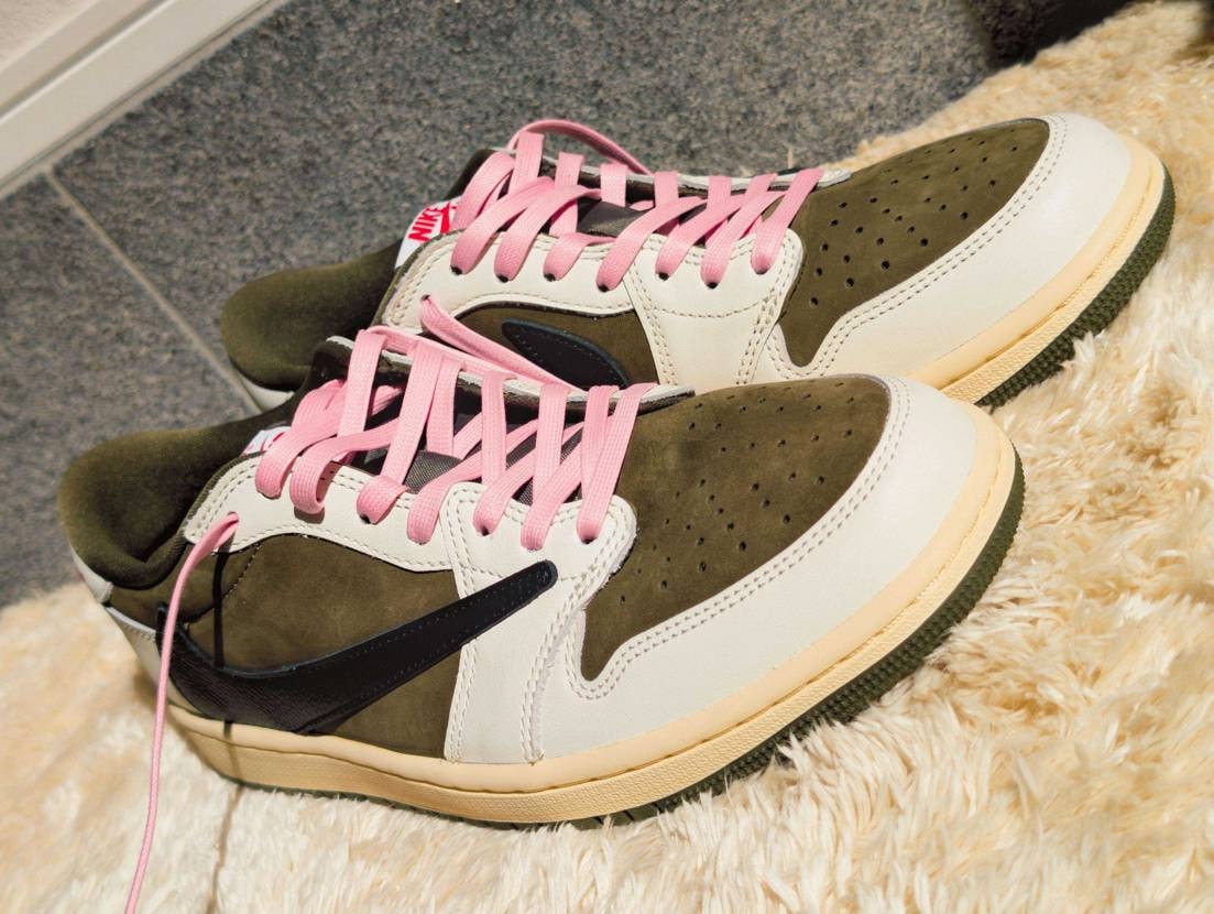 春になったのでピンクのシューレース