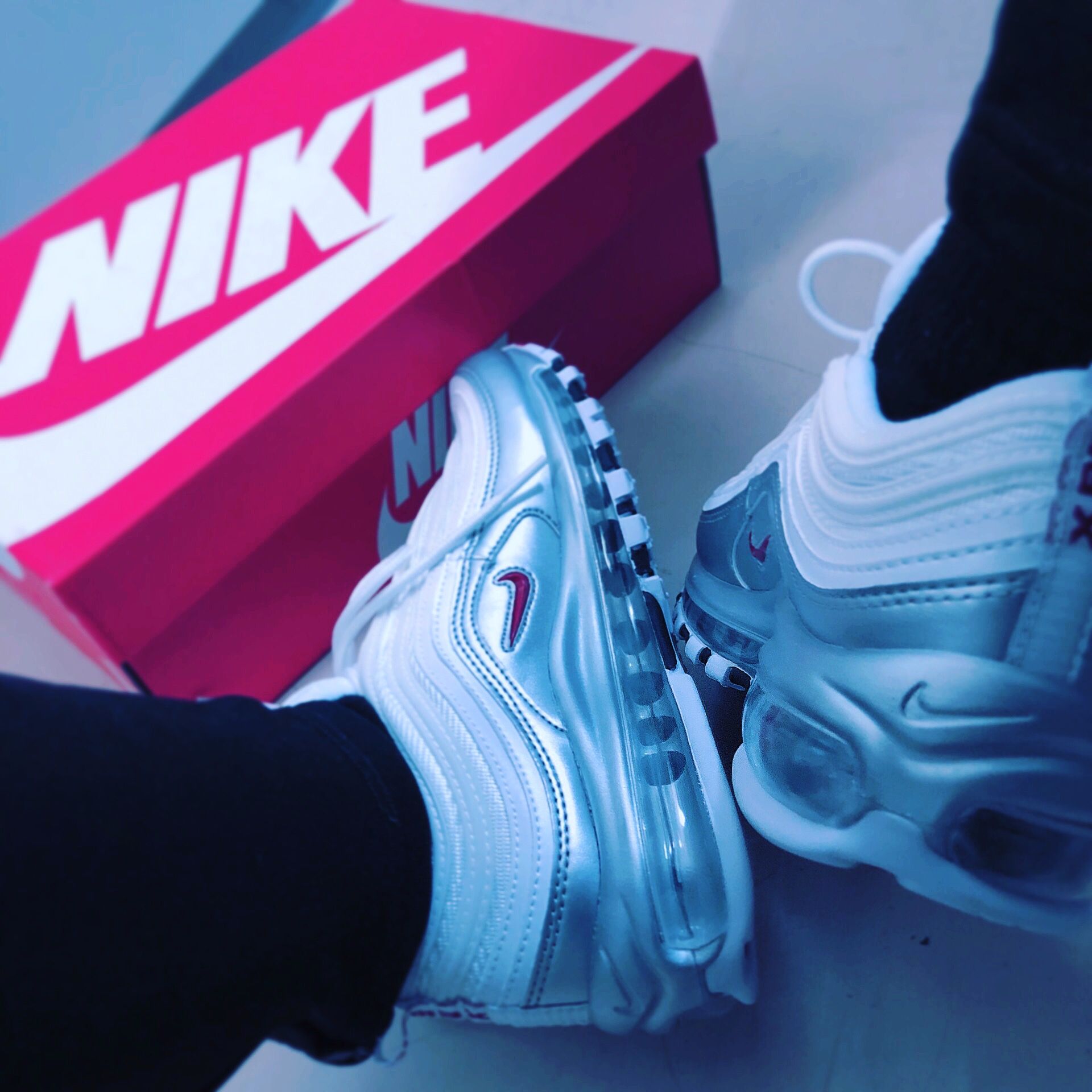 初のairmax 97デビューは1/12発売のog qs white!!
靴好