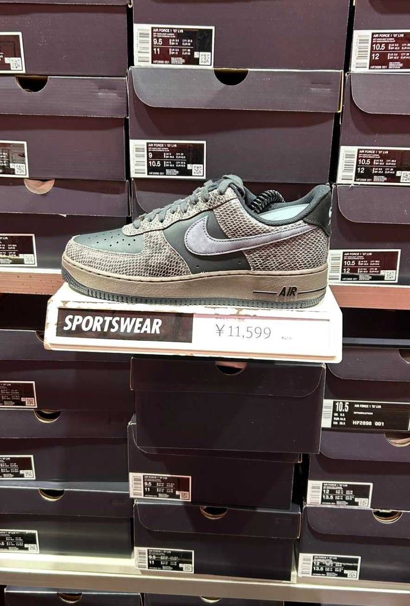 近所のアウトレットにありました😃NIKE直販のはミッドソールが赤みがかってます