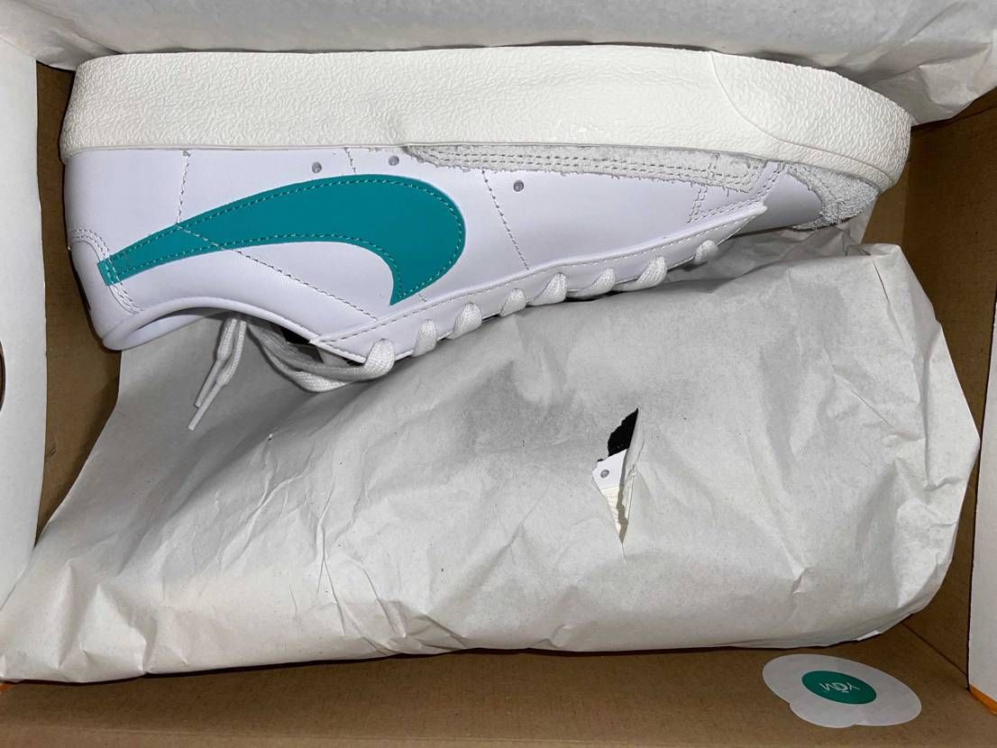 またNIKEクオリティーのが届きました…
スニーカーくるんでる梱包の紙が破れて