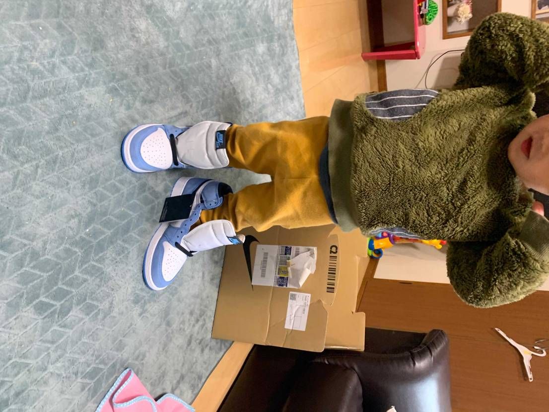 息子に履かせて見ました。間違いなく実物の方がカッコいいのですが、作りが雑です！