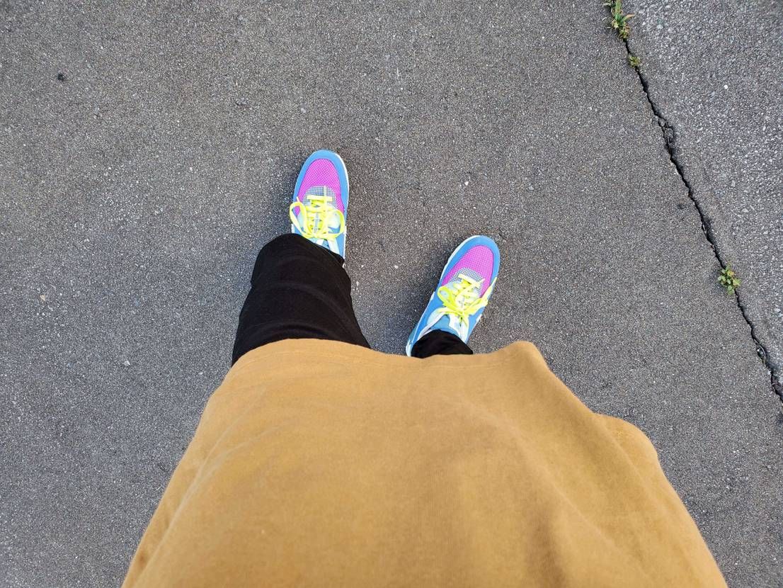 上下が落ち着いた色だからスニーカーが映えて仕方がない😂