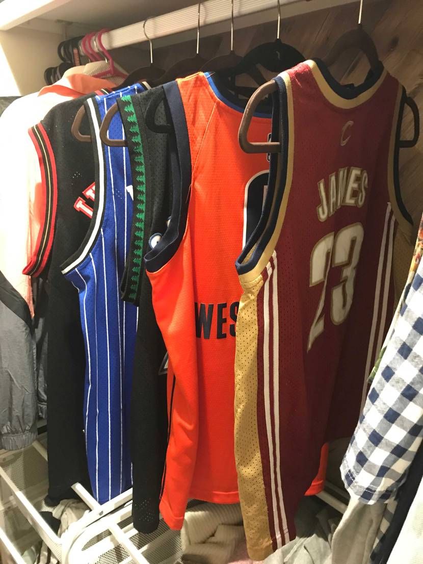 スニーカーと並行して集めてるユニフォーム達。
Tシャツやパーカーの上から着たり