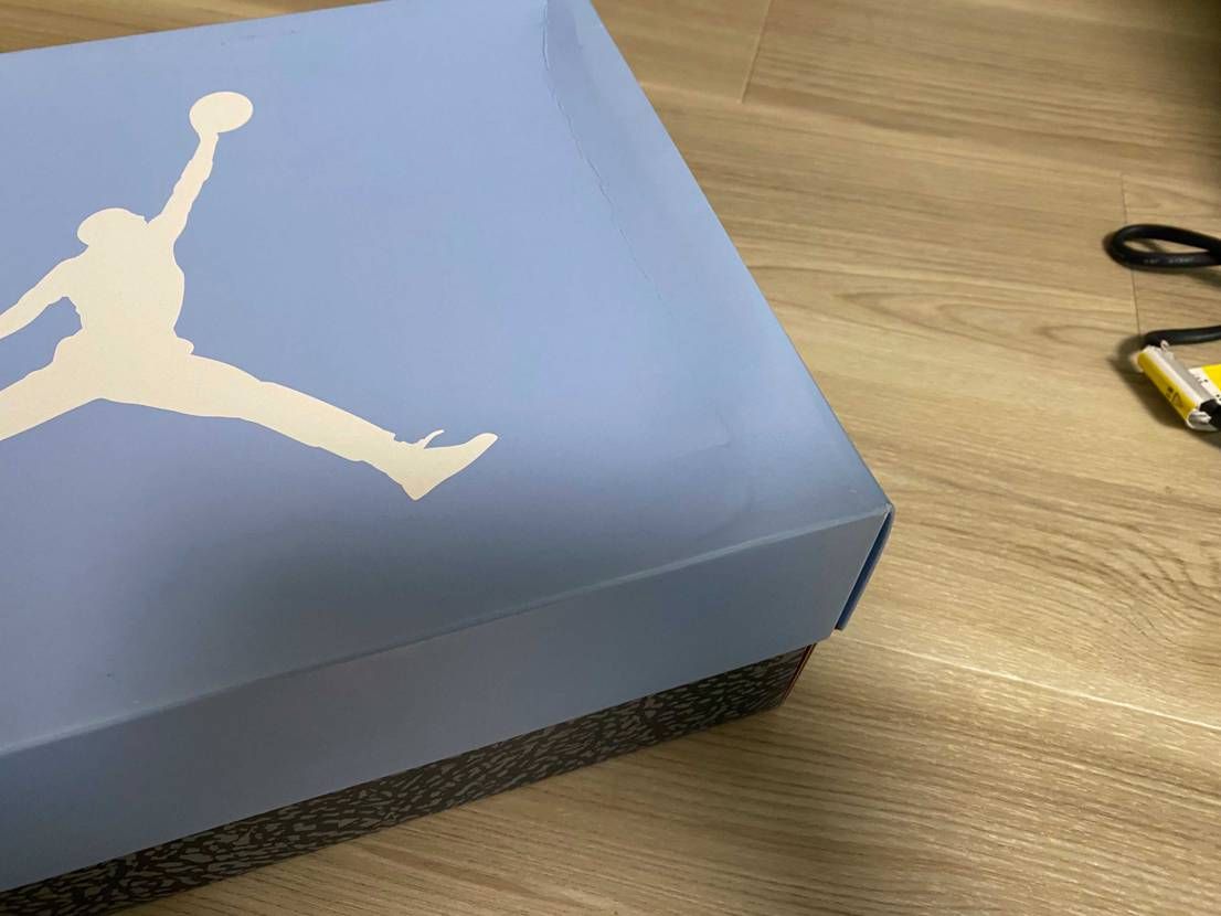 履かないと思うので、売ろうと思うんですが、箱の潰れがあります。中古枠で出品した方