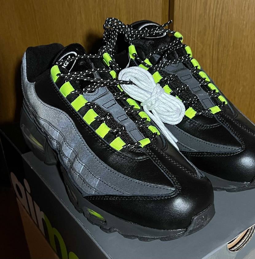 暗い中で実験しました。
ライトを当てると反射します❗️
かっこいいです。
