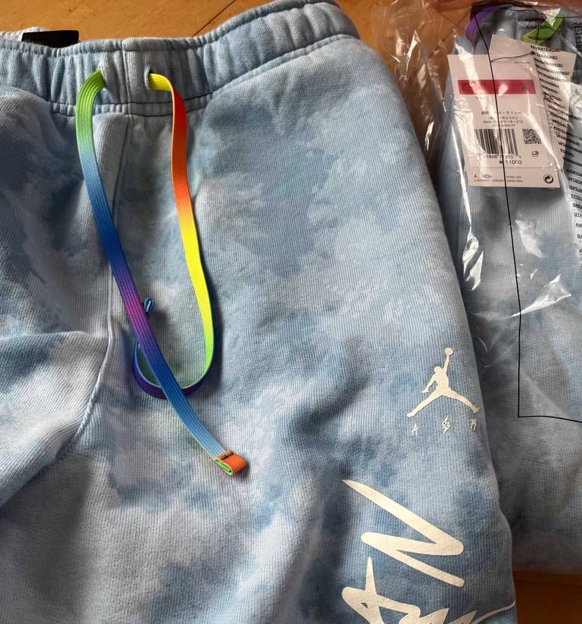 バルビンのスウェットパンツが到着
レインボーの紐が可愛い。
サイズ感はほぼサ