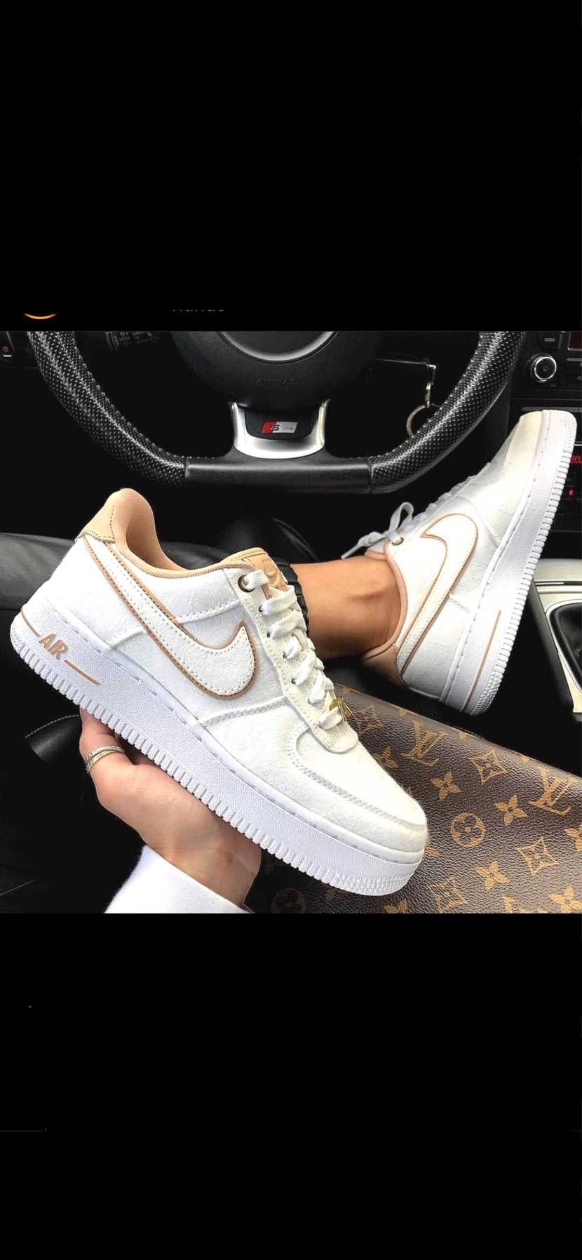 このスニーカーは売っていますか？