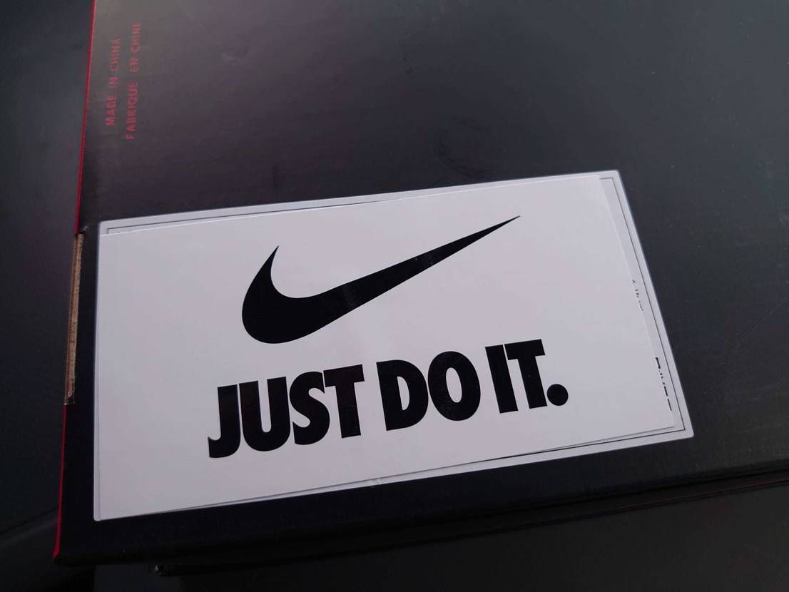 stockから届いた靴の中華シールに、JUST DO ITシールが被せてありまし