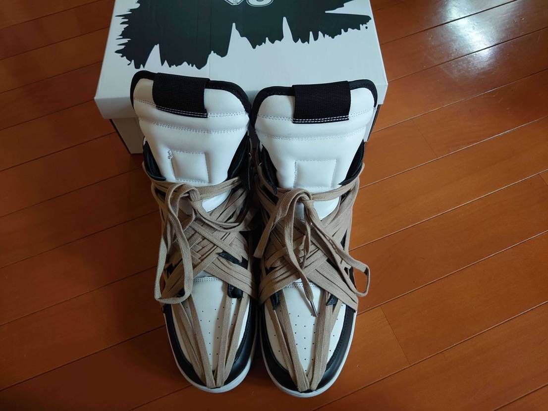 届かないので調べてみたら、2ヵ月間UPSで止まっていましたが