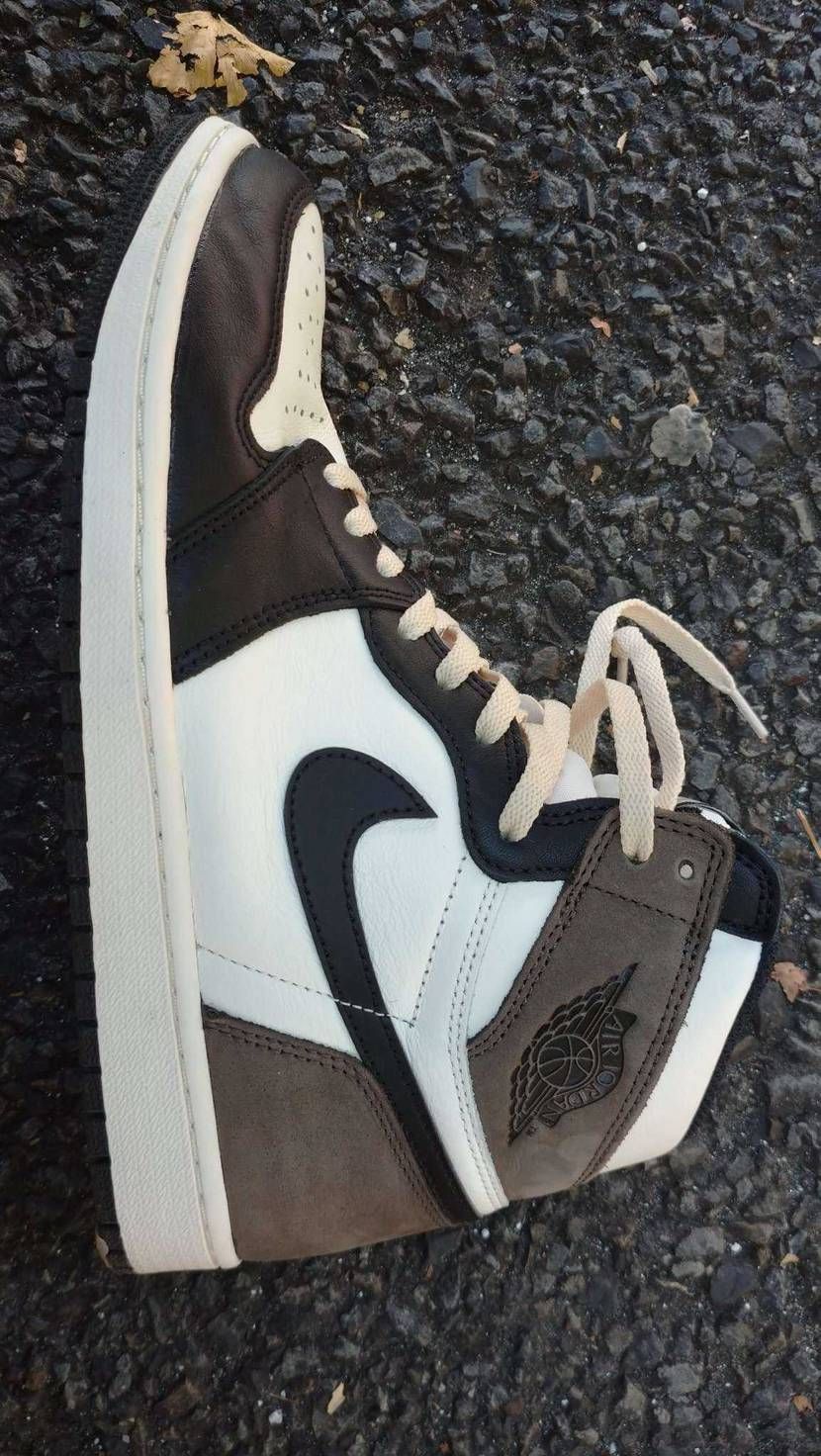 お持ちの方が並べて比べるとトラヴィスコラボのaj-1より、茶色い部分は薄いです、