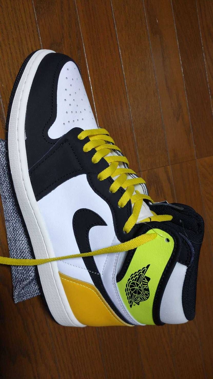 黄色いシューレースを通すとこーなるんだー。ぐらいで流して下さ