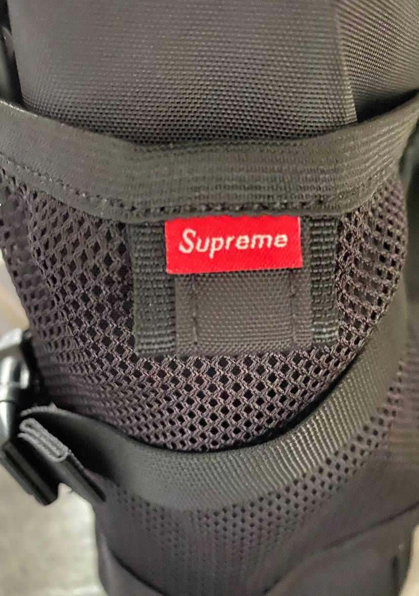 どなたかノースとシュプリームのトートバッグ国内店舗で購入され