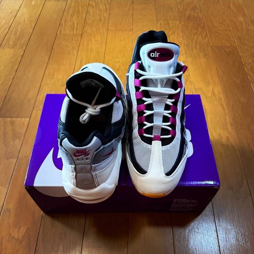 何となくスマートに見える、紐細いからかな👟
あんま被ら