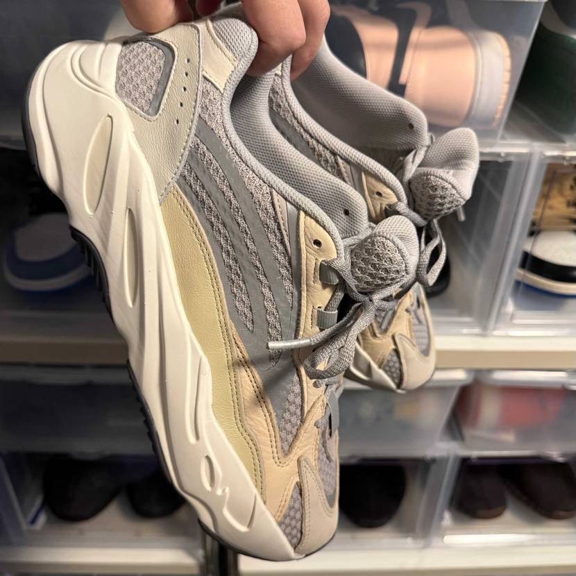 お疲れ様です👟

今日の一足✨

adidas YEEZY Boost 