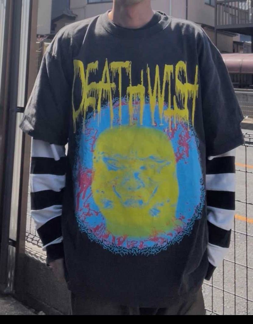 発送日が二転三転したが無事にvaaから箱潰れもなく
届いた。関税は3400円だ