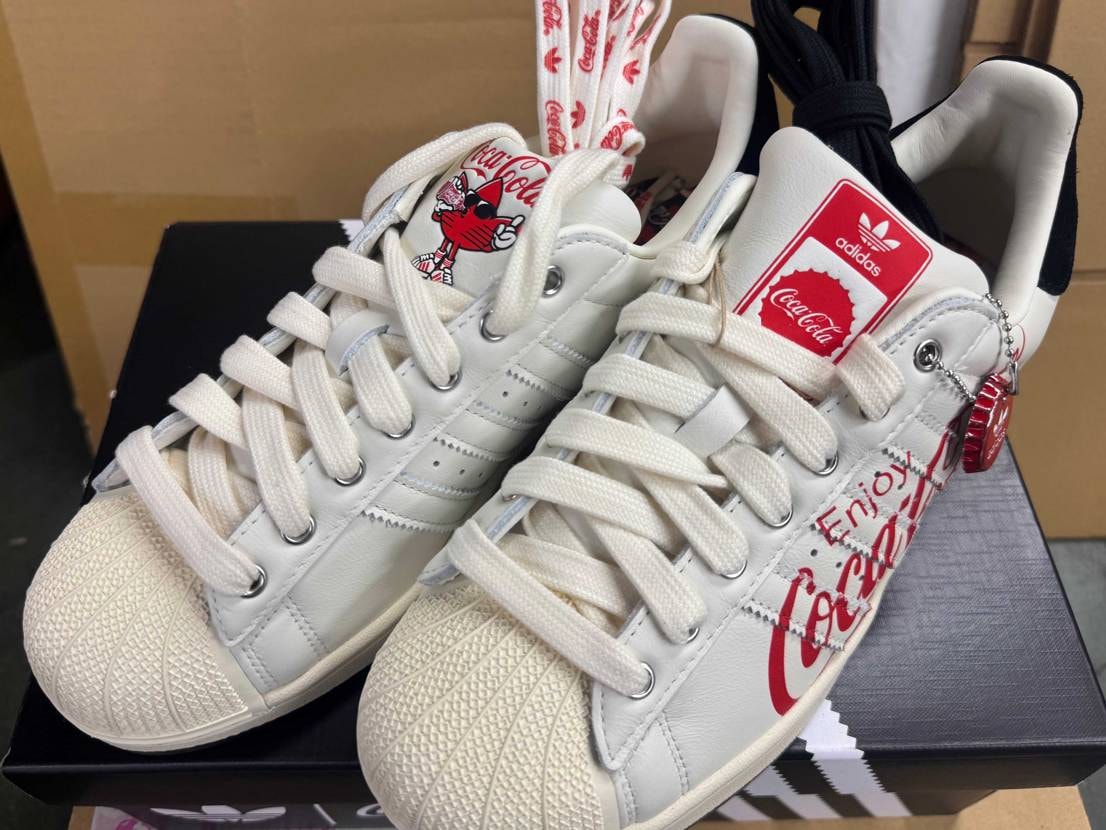 adidasのCoca-Colaスーパースターを購入
adidasの店舗に確認