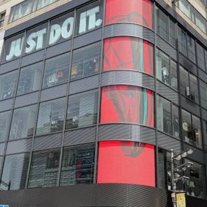 小さいサイズならNIKE新宿に在庫がありました
カラーも結構ありました
