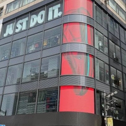 小さいサイズならNIKE新宿に在庫がありました
カラーも結構ありました