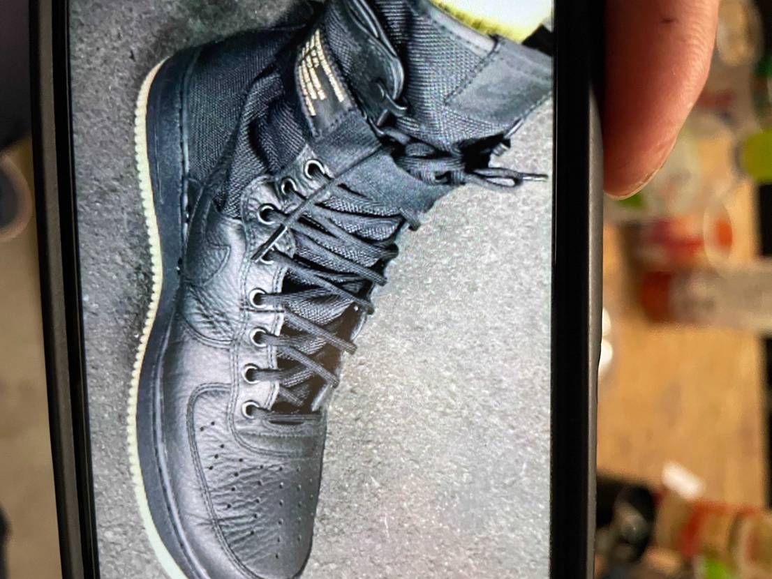 無知ですんません。
このスニーカーはなんていうやつか知ってる方教えていただけま