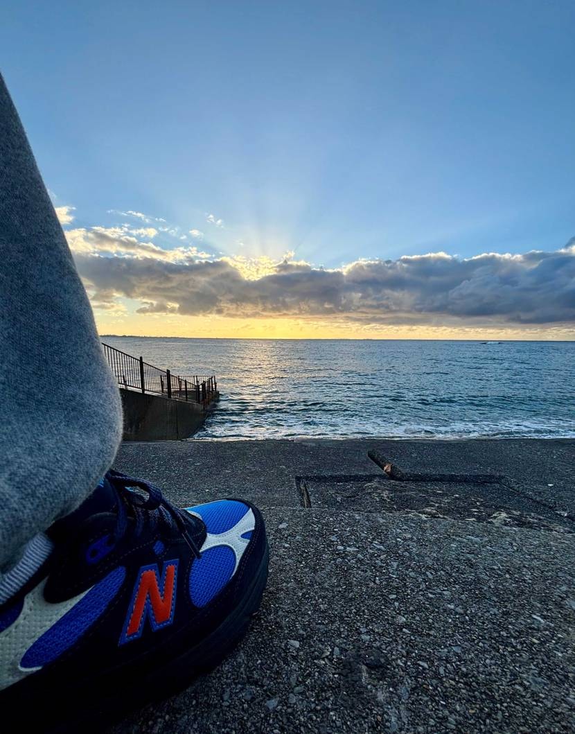 今年も冬が来るこの島に雪は降らぬ
あったかい雪解けの春も秋を語る木の葉も
海