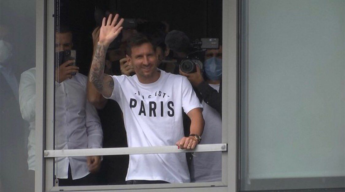 メッシがフランスに到着した時に着ていたTシャツがPSG公式ショップで販売されてま