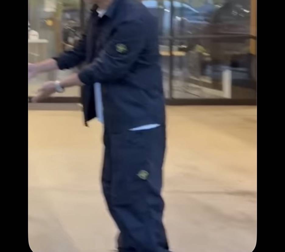 誰か教えてください。
この洋服教えてください。ストーンアイランドってはわかって