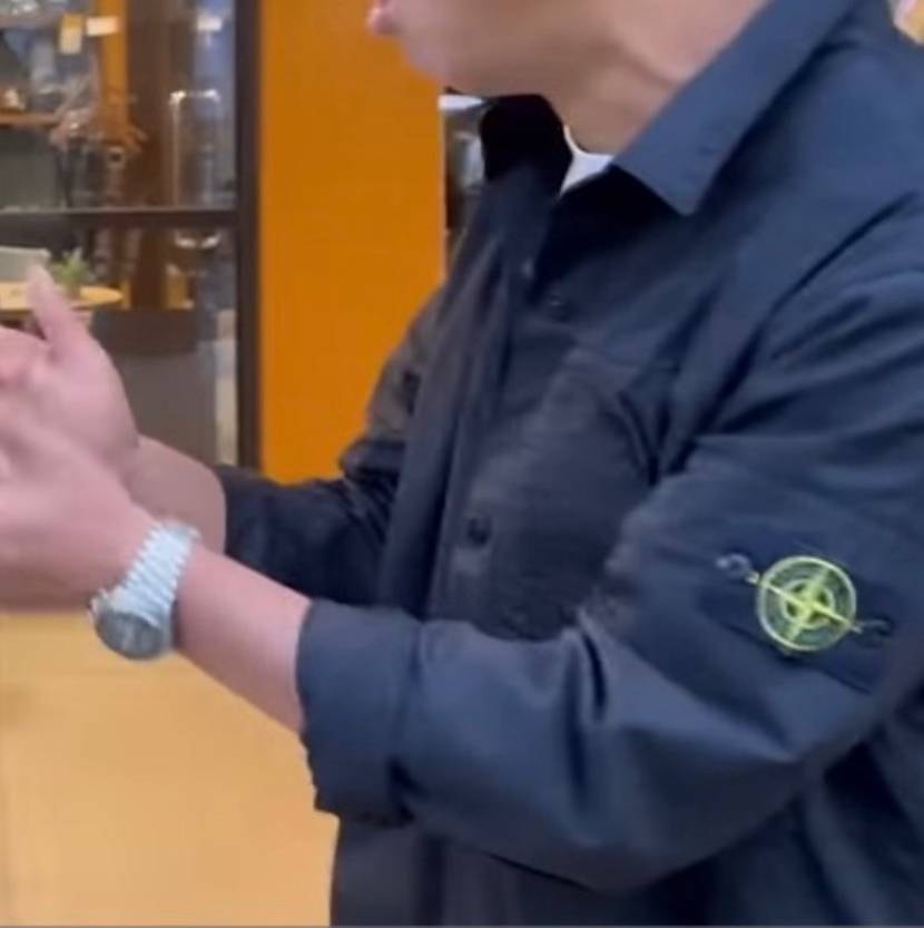 誰か教えてください。
この洋服教えてください。ストーンアイ