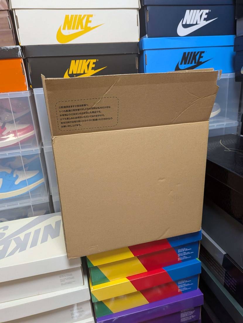 Atmos当選品、30cm届きました。
箱は謎の縦長段ボー
