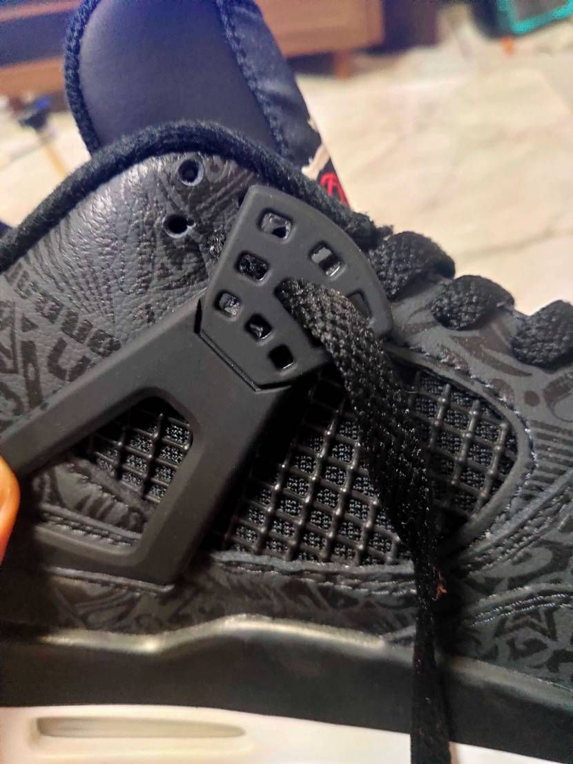AJ4のレーサーブラックガムをメルカリで買ったんだけど、偽物?
紐を通すゴム?