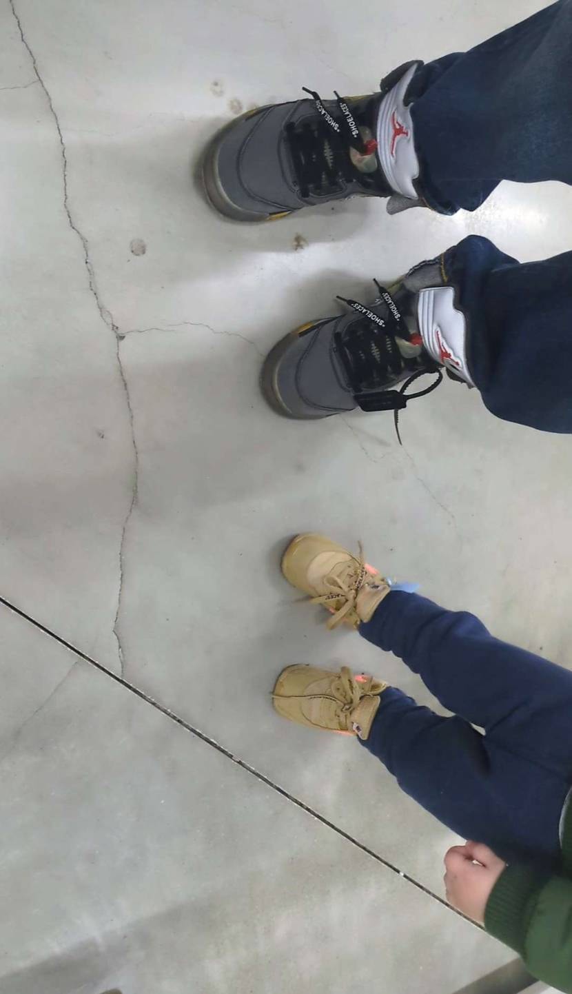 1歳半の息子とお揃いのブランドのスニーカー履いて、手繋ぎで歩けて涙が出そうになっ