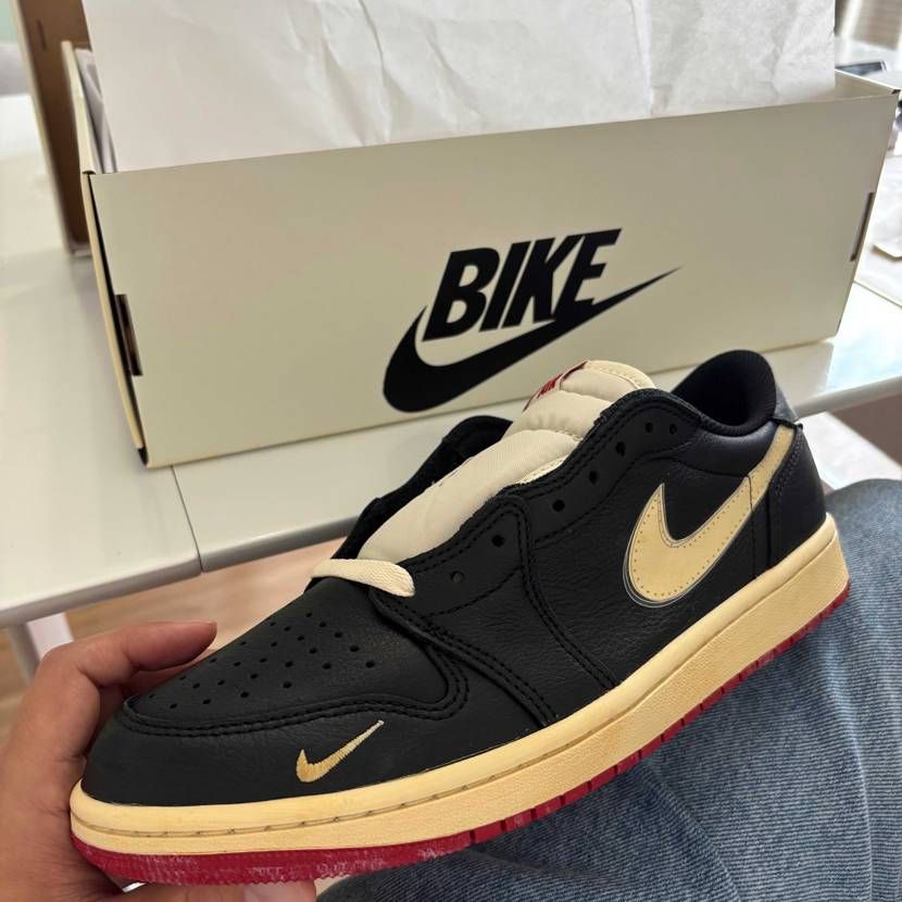 アトモス到着👟
カッコ良い
外側のスウッシュとウィングロゴのペイントみたいな