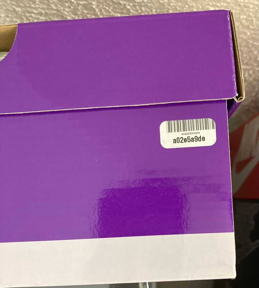 リセール購入したNIKEのボックスに、このシールが貼られていたのですが、どこかの