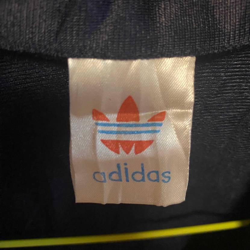 adidasのジャージ買って調べたんですが、
タグがネットで見つからないんです