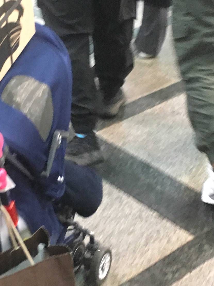 今日心斎橋でYeezy 380の黒履いてる人いました😂