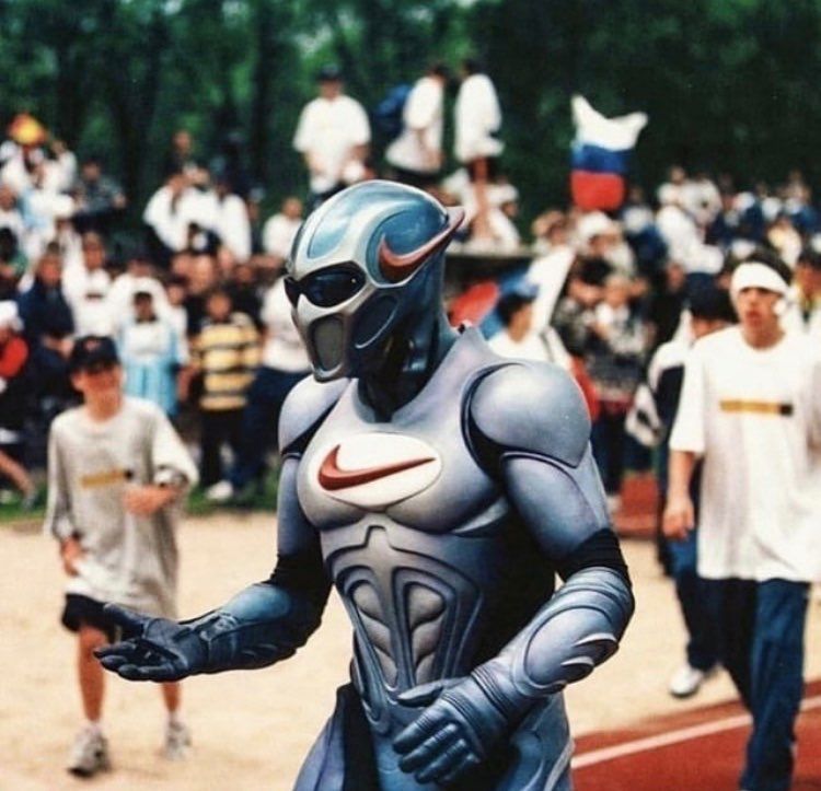 NIKE発のスーパーヒーロー、ナイキマンこと“Swoosh”。
バチバチにカッ