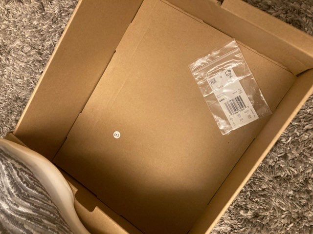 正規品のスニーカー出品したら偽造品と言われキャンセル扱い。
(着払いで)返送さ