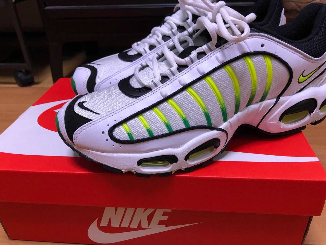 AIR MAX TRAIL WIND IVのデザインが斬新で、
白地がベース