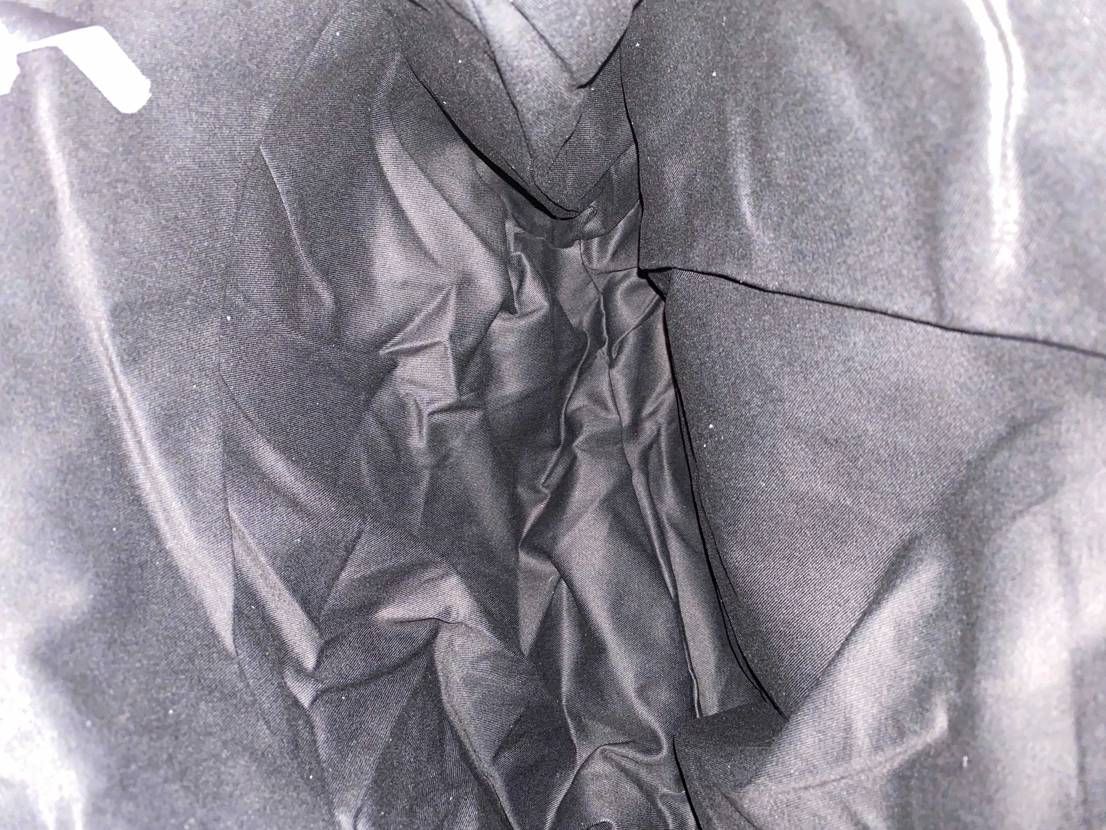 supremeトートバッグを購入したらこんなにしわくちゃで、チャックも壊れていま