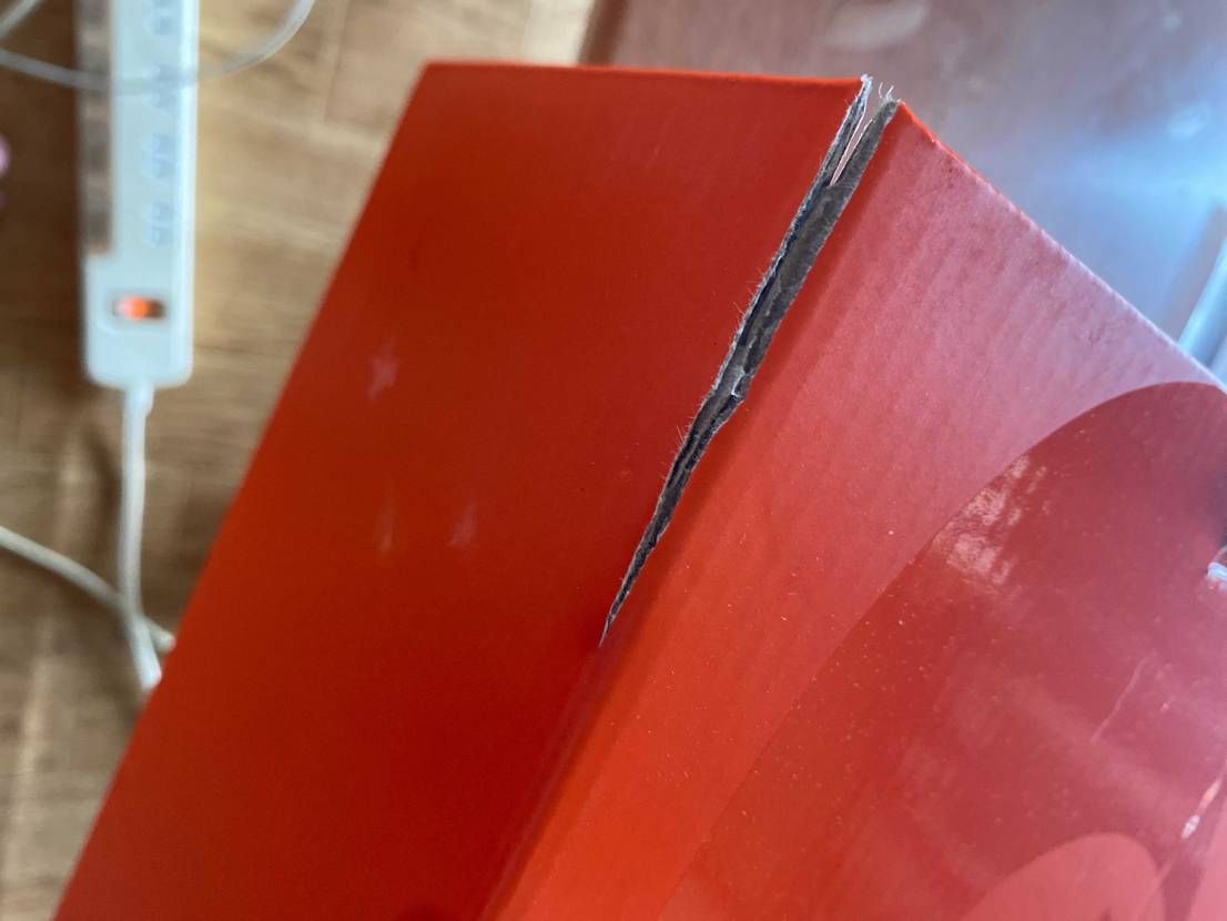 スニーカーズで購入出来たsacaiが届いたんだけど箱がやられ仕様すぎて泣きますね