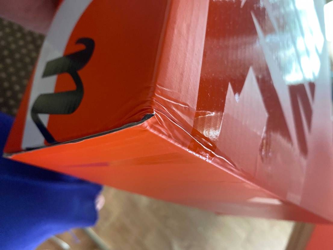 スニーカーズで購入出来たsacaiが届いたんだけど箱がやられ