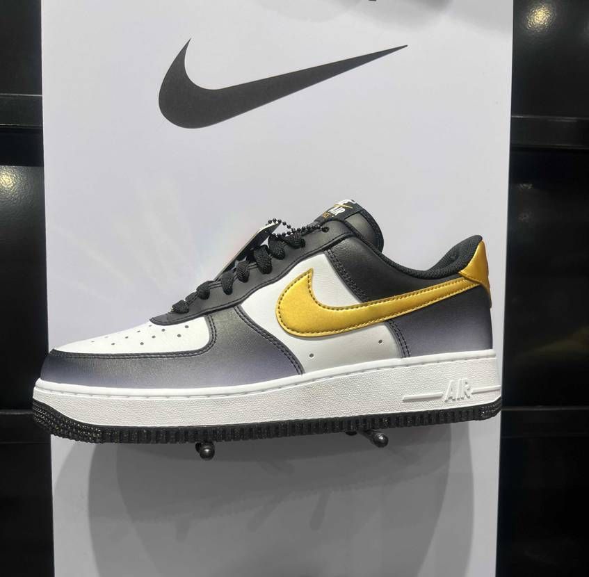 このair force1ってまだ日本では発売されてないですかね？
2枚目向きが