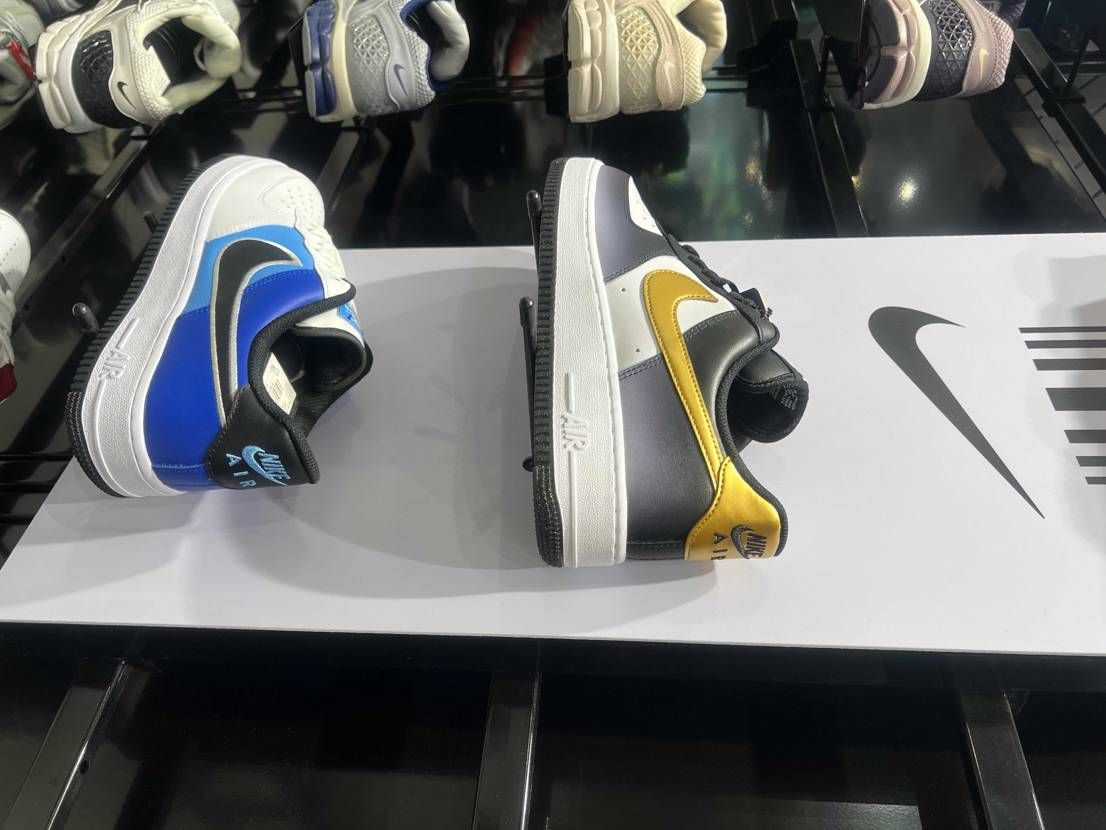 このair force1ってまだ日本では発売されてないですか