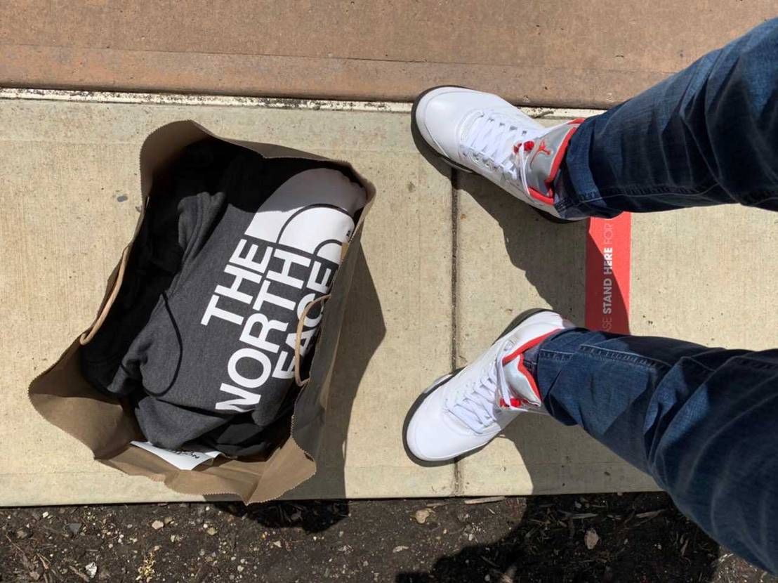 ロックダウン明け初のアウトレットで爆買い中。
やっぱりナイキは並びます！暑い・