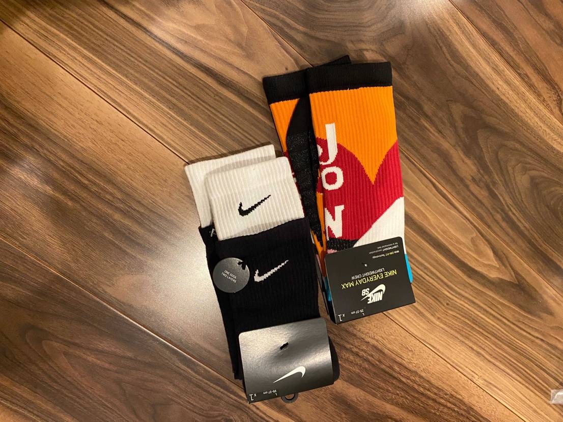 なんとなく買った売れ残りソックスと合わせれるってうかれてたらサカイって黒じゃなく