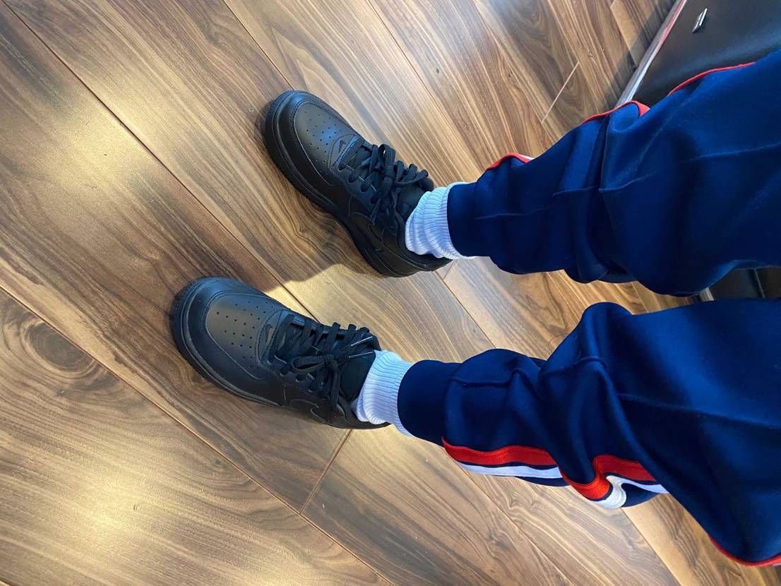 子どもの真っ黒スニーカー急遽必要になったので黒フォース購入、お店の真っ黒はコート