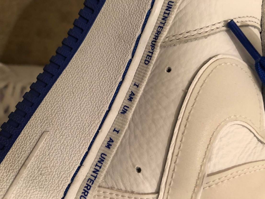 このAF1購入してから1年くらい気付いてなかったんだけど、何でこれ“I AM U