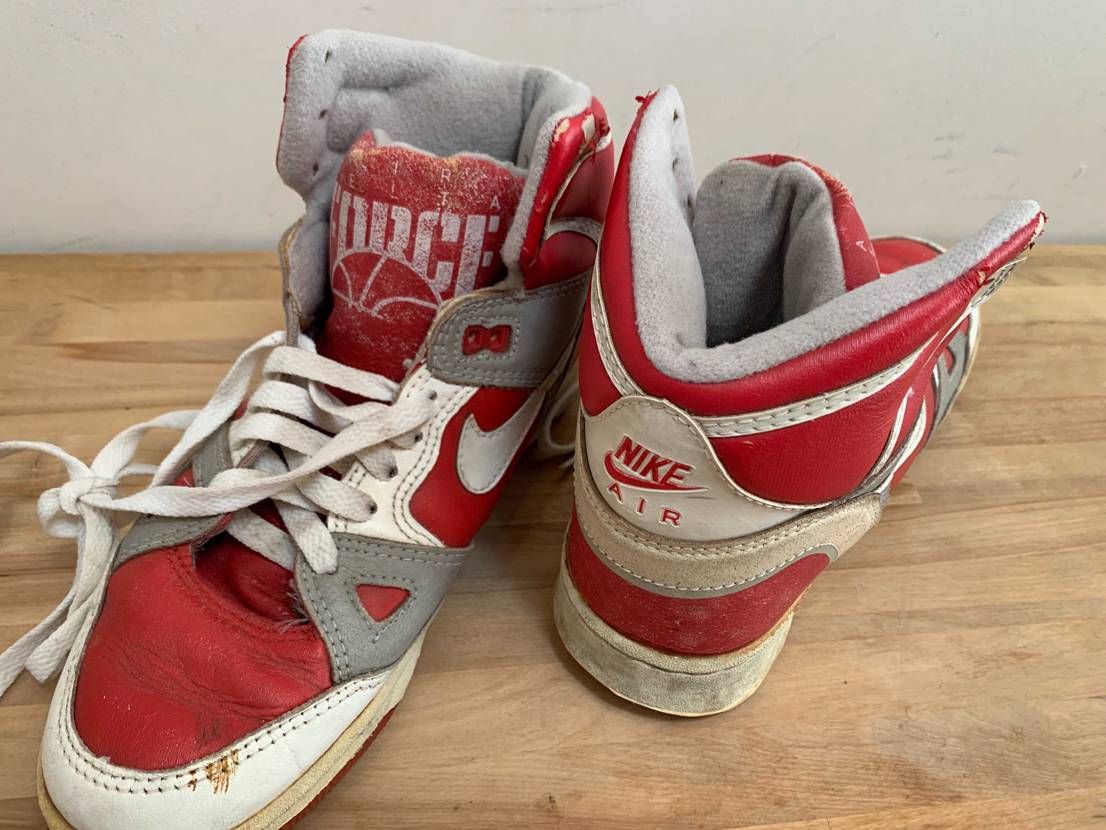 画像のエアフォースですが、かなり前のものですが
どなたか大事に管理してくださる