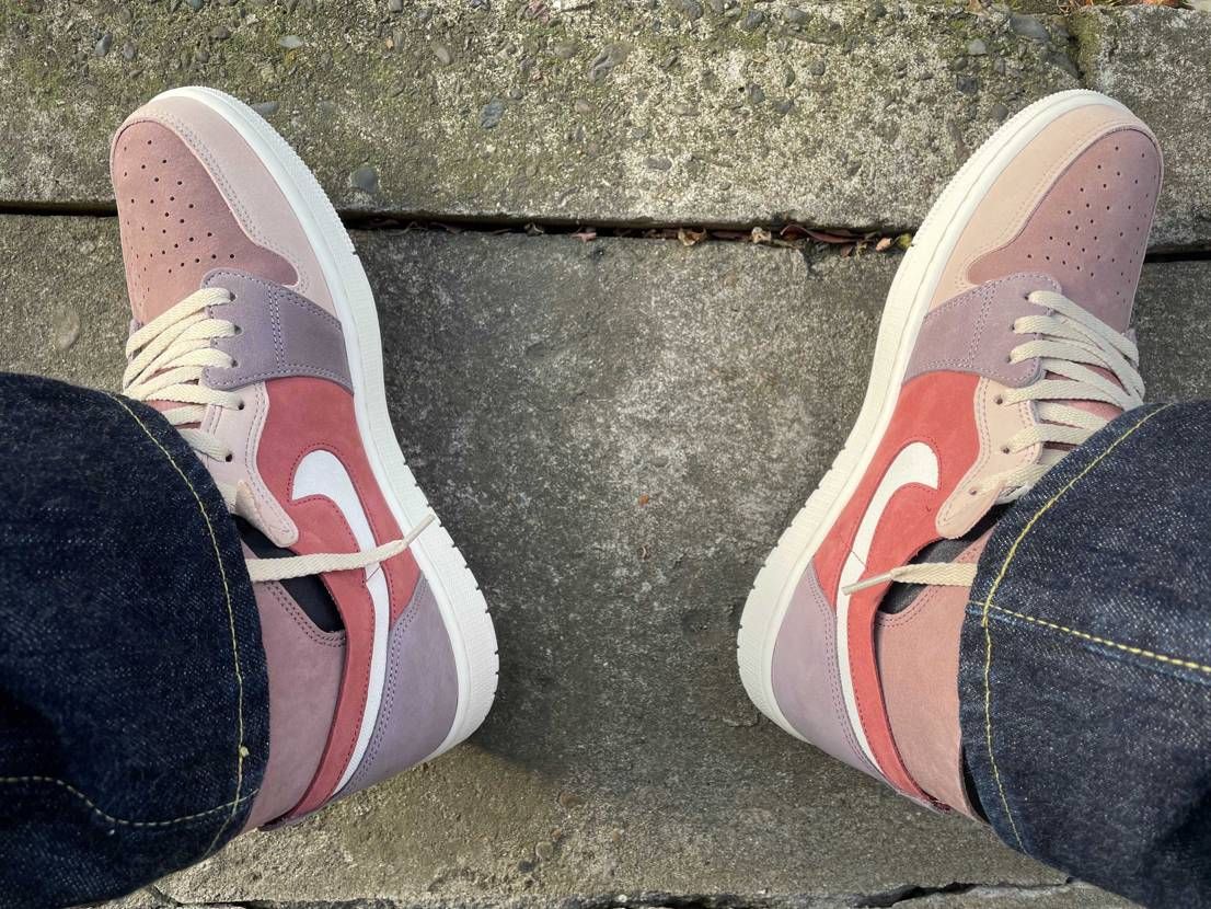 今日はこちらを初おろし
元の黒シューレースは通常のAJ1より細かったので生成り