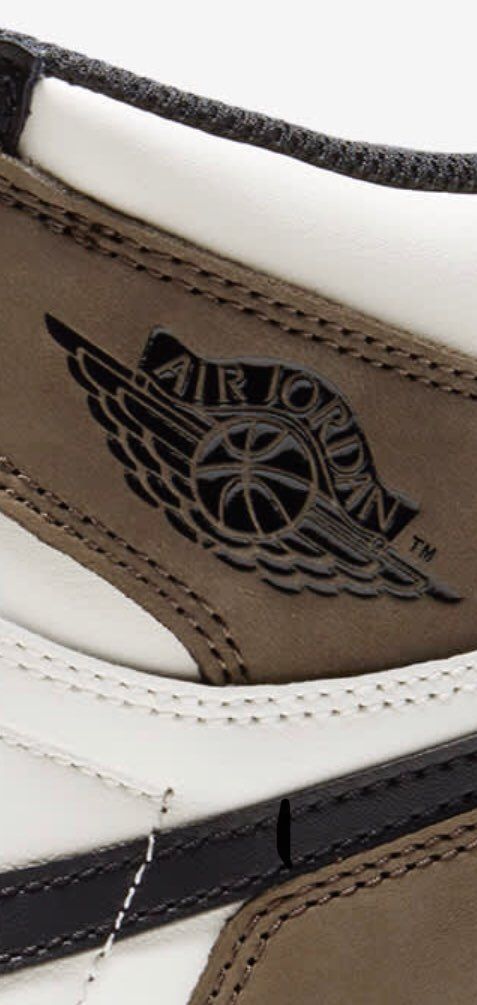 SNKRSの写真のウィングマークがズレてる…
NIKEクオリティ発揮してますな