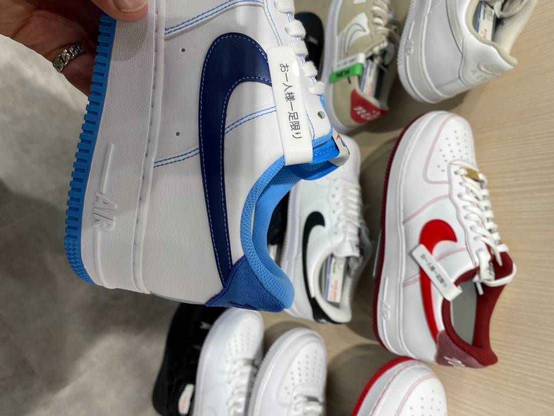 こちらのAir Force 1 ロー ファーストユーズ ホワイト
元々アカ